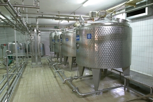乳製品製造における牛乳貯蔵タンク