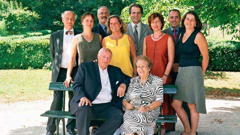 Georg H and Alice Endress in 2003 with their eight grown children.