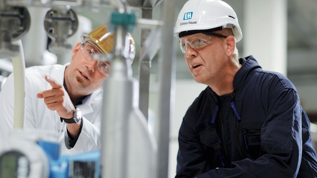 Customer with Endress+Hauser engineer in a plant.