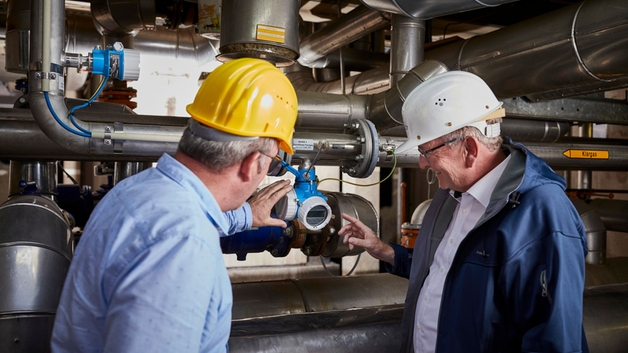 製油所で語らうお客さまとEndress+Hauser のエンジニア