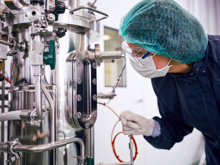 バイオ医薬品製造の培養槽と科学者