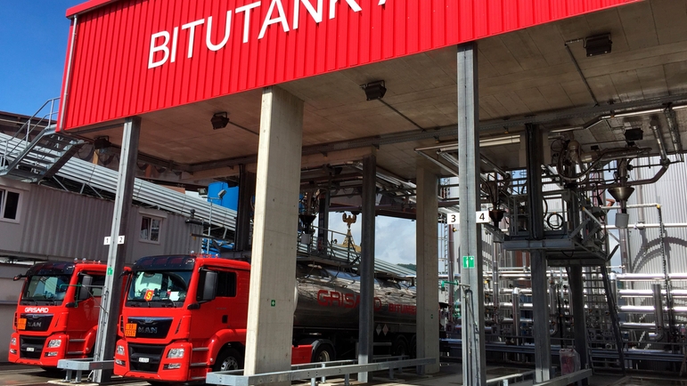 スイスにあるBITUTANK AGのアスファルト積込ステーションの写真