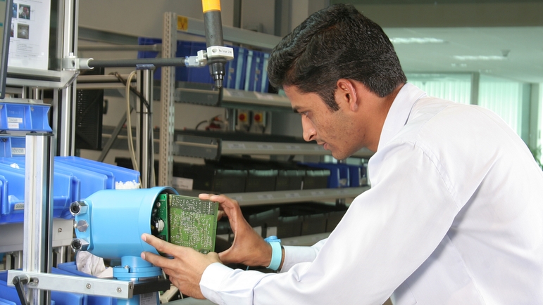 Endress+Hauser Flow India, Aurangabad, man inserts printed circuit board