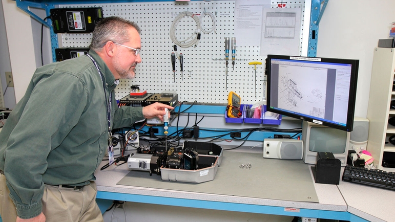 Raman engineer optimizing a spectrograph