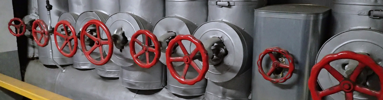 蒸気分配システムの蒸気配管とバルブの写真