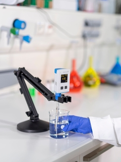 Woman doing a pH measurement with Liquiline Mobile in a laboratory