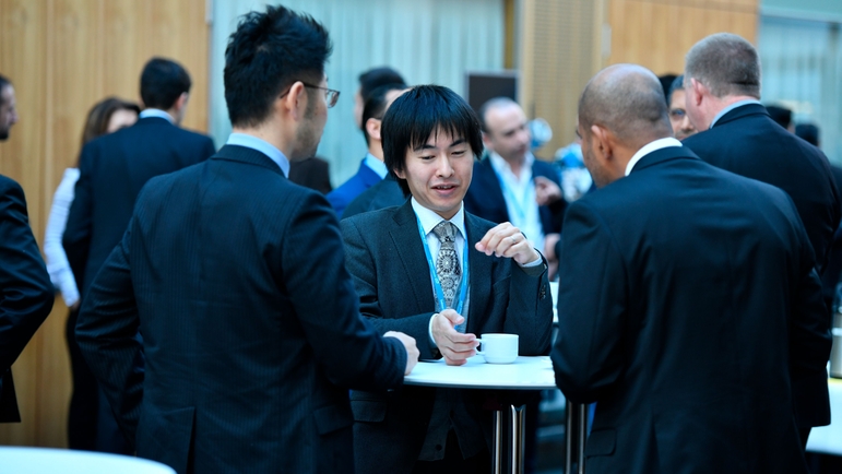 困難な問題を専門家と議論している風景