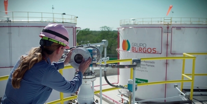 Grupo Burgo 社のプラントで機器を確認するEndress+Hauser 社員