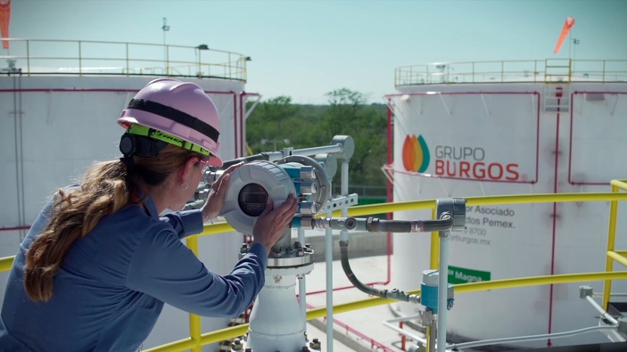 Grupo Burgo 社のプラントで機器を確認するEndress+Hauser 社員