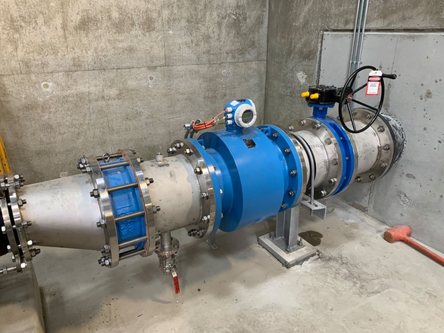 お客様の現場に設置された直管長ゼロ フルボア構造の電磁流量計 Proline Promag W