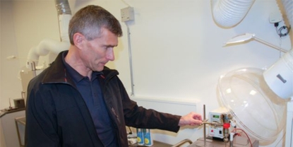 Chr. Hansen社のMetrologist、Tommy Mikkelsenによる実験室での実験室で温度センサ校正