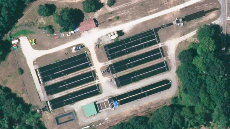 循環水を使用した養魚場の空撮写真