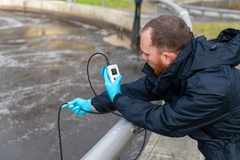 携帯用の溶存酸素計を使用した溶存酸素測定点の検証