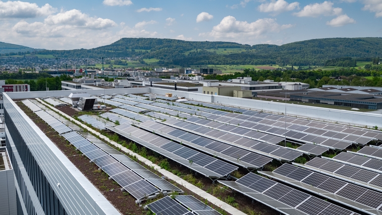 Endress+Hauserは、多くのオフィスビルや生産拠点の屋根にソーラーシステムを設置しています。