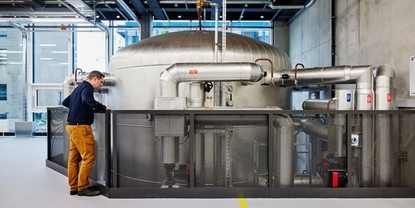 この容器は、Endress+Hauserの生産から出る廃熱を蓄え、建物を暖めるために使用されます。