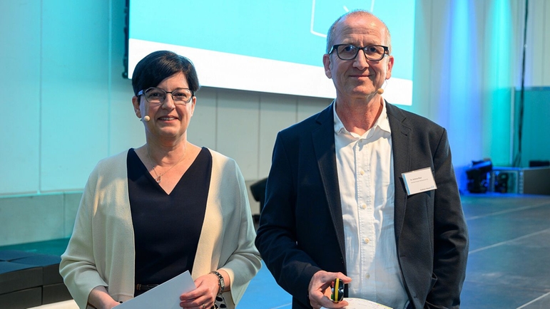 Dr. Christine KoslowskiとDr.Andreas Mayrがプログラムをリードし、今年の受賞者を表彰しました。