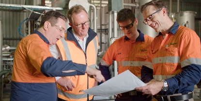 パイロット・プラントの建設とプロセスについて議論しているWildfire Energy Australia のチーム