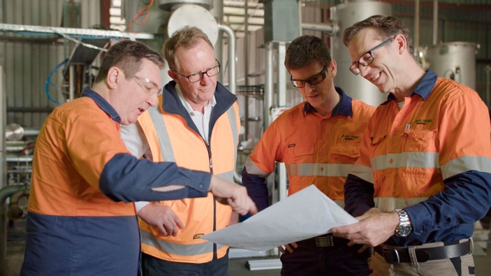 パイロット・プラントの建設とプロセスについて議論しているWildfire Energy Australia のチーム