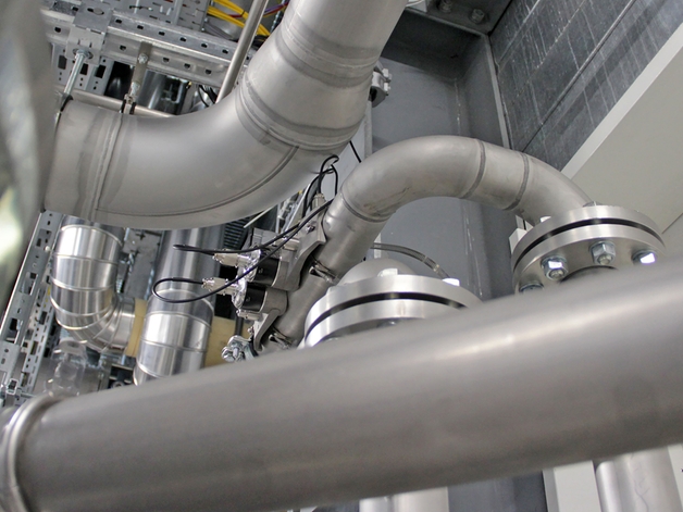 写真：基本アプリケーション向けProline Prosonic Flowクランプオン式流量計