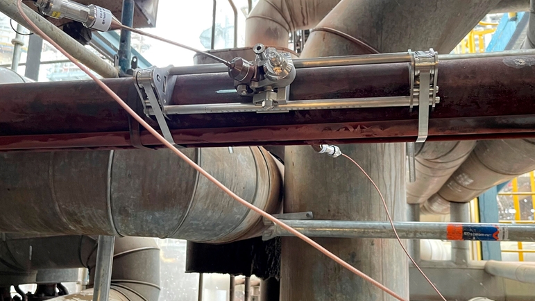 写真：製油所に設置された高温センサ付きProsonic Flow P 500
