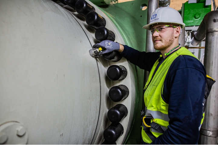 写真：水力発電所に設置されたクランプオンセンサ