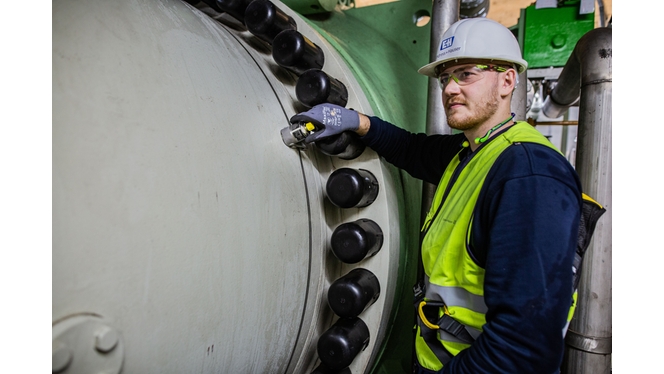 写真：水力発電所に設置されたクランプオンセンサ