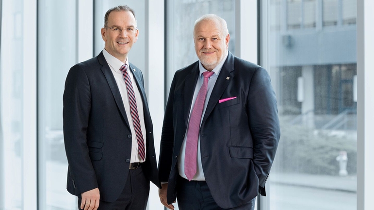 CEOのDr Peter Seldersと監査役会会長のMatthias Altendorf。