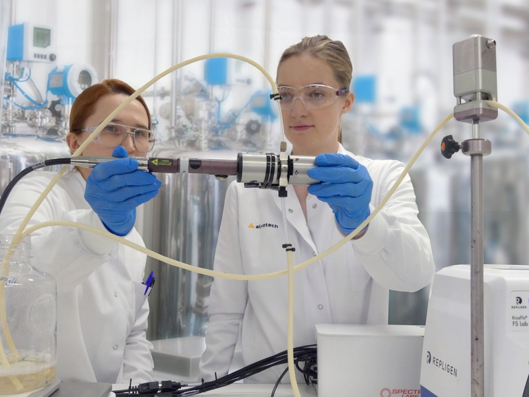 Alvotech社の科学者とラマン流通ホルダ